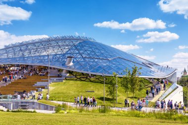 Moskova - 17 Haziran 2018: Moskova, Rusya Zaryadye Park'ta cam çatılı yeni amfitiyatro. Zaryadye Moskova ana yerlerinden biridir. Yaz aylarında Moskova merkezindeki modern mimari.