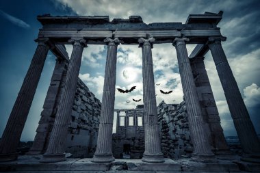 Erechtheion tapınakta dolunay, Atina, Yunanistan. Yarasalar Halloween tema için korkutucu kasvetli sahne. Atina antik Yunan mimarisi geceleri. Ay ışığında tepe üstünde eski kalıntılar.