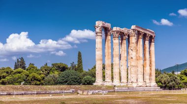 Panoramik Olympian Zeus Tapınağı veya Olympieion, Atina, Yunanistan. Atina ana yerlerinden biridir. Atina Merkezi Yaz aylarında büyük antik Yunan harabelerde güzel Panoraması.