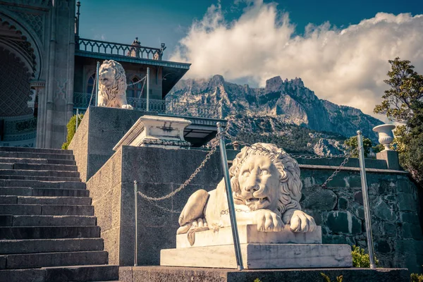 Crimea May 2016 Vorontsov Palace Lion Statues Mountain Background Crimea — Stock Photo, Image