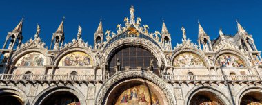 St Mark's Basilica Venedik, İtalya. Venedik'in başlıca turistik cazibe olduğunu. St Mark's Katedrali'nin yaz aylarında Venedik Center'da lüks cephe. Ünlü Venice Simgesel Yapı panoramik manzaralı.