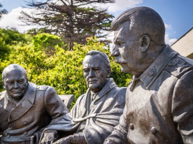 Yalta, Crimea - 17 Mayıs 2016: Sovyet lideri Stalin Churchill ve Roosevelt ile. Zurab Tsereteli Livadia sarayında Crimea bronz heykelin. Ünlü konferans orada 1945'te gerçekleşti.