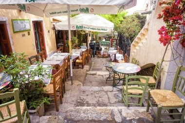 Atina - 6 Mayıs 2018: Street Cafe çiçekler ve bitkiler Plaka bölgesinde, Atina, Yunanistan. Plaka Atina başlıca turistik konumlar biridir. Atina merkezinde Akropolis yakınlarında rahat sokak.