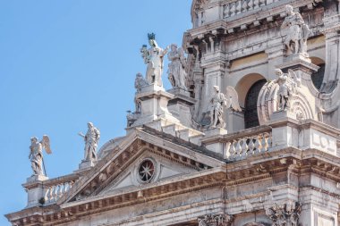 Basilica di Santa Maria della Salute Venedik, İtalya'da. Heykeller cephesinde bulunan ayrıntı. Selam ünlü kilise Venedik ana yerlerinden biridir. Venedik yakın çekim Barok mimarisi.