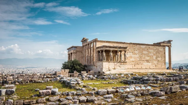 希腊雅典雅典卫城上的埃里希翁神庙与卡里亚蒂德 波奇在雅典卫城 著名的雅典卫城山是雅典的主要地标 夏季雅典中心古希腊遗址全景 — 图库照片