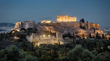 Gece panoramik Acropolis, Atina, Yunanistan. Ünlü tepe Atina ana dönüm noktası olduğunu. Güzel sahne akşam eski Atina. Alacakaranlıkta Atina merkezi antik Yunan kalıntılar.