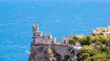 Kale yutacak'ın yuvası, Karadeniz, Crimea bir kayaya. Kırım ünlü bir turistik 's. Yaz aylarında Crimea landmark panoramik manzaralı. Mimari ve Doğa Güney Kırım.