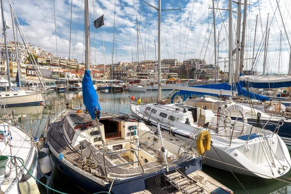 Yatlar liman Pire, Atina, Yunanistan yanaştı. Modern Yelkenli tekneler yaz aylarında güzel marinada demirleme. Doğal görünümü güzel yat limanında. Lüks deniz dinlenmek ve tatil.