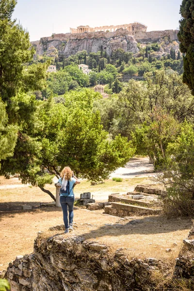 Une Jeune Femme Prend Une Photo Acropole Agora Athènes Grèce — Photo