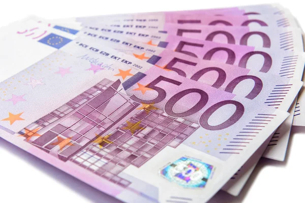 500 ユーロ通貨は 白い背景で隔離 欧州連合の通貨の 500 のノート ユーロのお金の現金のクローズ アップとファン 富の概念 — ストック写真