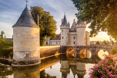 Kale veya Sully-sur-Loire chateau gün batımında, Fransa. Bu eski kale Fransa'daki ünlü bir dönüm noktası olduğunu. Su üzerinde Fransız kalenin güzel güneşli manzara. Yaz aylarında Fairytale Ortaçağ Kalesi. 