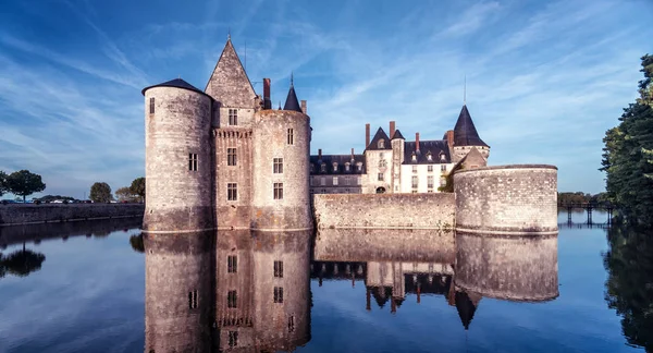 黄昏时分 法国卢瓦尔河畔的城堡或城堡 这座中世纪城堡是卢瓦尔河谷的著名地标 在水面上的古堡全景 强大的法国复古城堡在晚上 — 图库照片