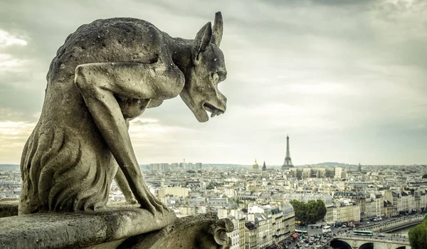 Gargoyle Chimera Kathedraal Van Notre Dame Paris Kijkt Naar Eiffeltoren — Stockfoto