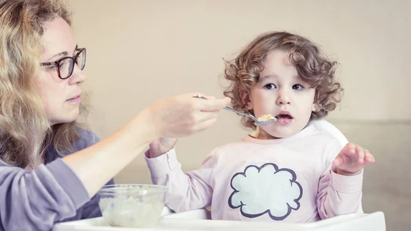 Mädchen Beim Essen Hause Mutter Füttert Ihr Süßes Baby Mit — Stockfoto