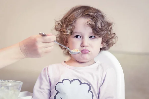 Mädchen Beim Essen Hause Mutter Füttert Ihr Süßes Kleinkind Drinnen — Stockfoto