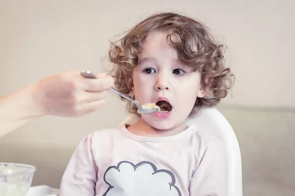 Mädchen Beim Essen Hause Mutter Füttert Ihr Hübsches Baby Mit — Stockfoto