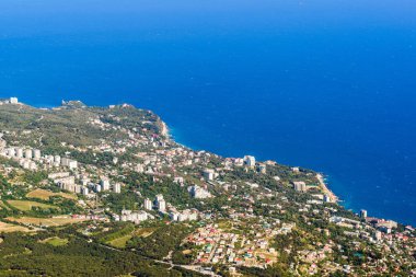 Crimea sahil şehrin havadan panoramik görünümü. Yaz aylarında Güney Kırım'Karadeniz kıyılarının manzara. Yukarıdan Crimea kıyı şeridi manzara panorama.