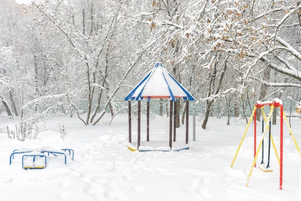 Besneeuwde Speeltuin Winter Moskou Rusland Lege Stedelijk Park Tijdens Sneeuwval — Stockfoto