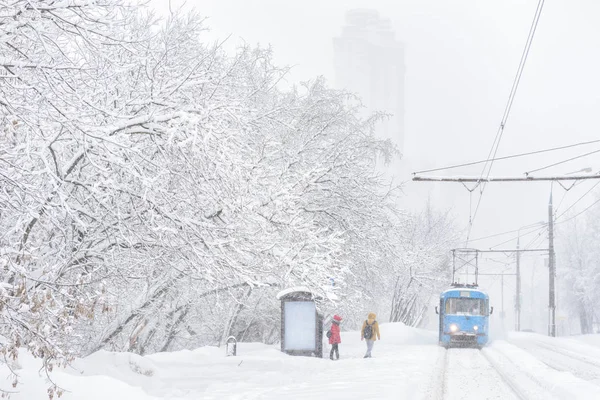 Tram Rijdt Tijdens Sneeuwstorm Winter Moskou Rusland Mensen Wachten Het — Stockfoto