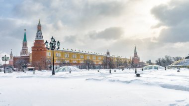 Moskova Kremlin ve Manezhnaya Meydanı'na kış, Rusya. Kar yağışı sırasında merkezi Moskova panoramik manzaralı. Güneşli Cityscape Moskova. Karlı Moscow city toplayan. 