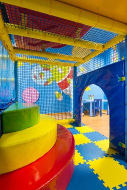 Moskova - 13 Ocak 2014: Modern çocuk oyun alanı kapalı. Etkin oynama ve motor becerilerinin geliştirilmesi için renkli plastik orman içinde. Çocuklar Bahçesi anaokulu, spor salonunda.