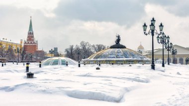 Moskova - 5 Şubat 2018: Kışın, Rusya Cityscape. Manezhnaya Meydanı Moskova Kremlin kar yağışı sırasında yakın. Moskova Merkezi panoramik manzaralı. Karlı Moscow city toplayan. 