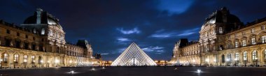 Paris - 25 Eylül 2013: Panoramik gece Paris'te Louvre Müzesi. Ünlü Louvre Fransa en iyi turistik yerlerinden biridir. Louvre Cam Piramit akşam güzellikler.
