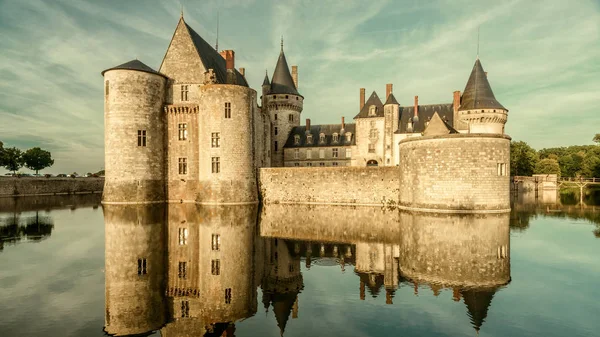 Kale veya chateau de Sully-sur-Loire günbatımı ışık, Fransa. Bu eski kale Loire Vadisi'nin ünlü bir dönüm noktası olduğunu. Nehri üzerinde Ortaçağ Kalesi panoraması. Akşam Fransız vintage Kalesi.