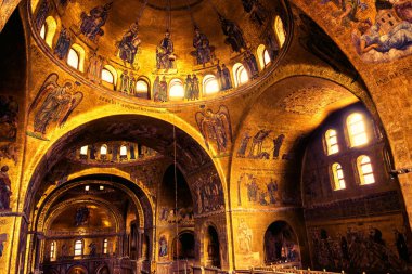 Venice, İtalya - 21 Mayıs 2017: Lüks San Marco Bazilikası'nın içinde (San Marco) Venedik. Venedik'in ünlü bir dönüm noktası olduğunu. Mark'ın Katedrali altın mozaik ile iç dekorasyon.