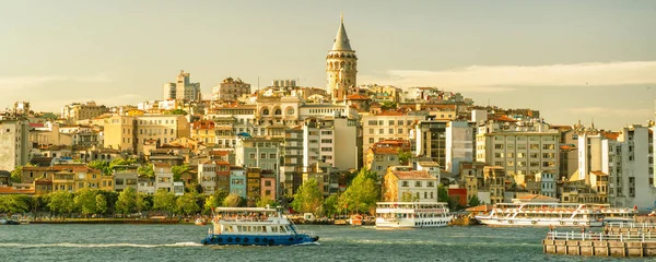Nábřeží Istanbul Turecko Čtvrti Beyoglu Staré Slavné Galatské Věže Sunny — Stock fotografie