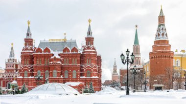 Kışın, Rusya Moskova Kremlin Manezhnaya Meydanı. Moskova'da başlıca turistik konumlar biridir. Kar yağışı sırasında merkezi Moskova panoramik manzaralı. Kış cityscape tarihi Moskova.
