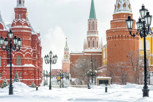 Manezhnaya kış, Rusya Moskova Kremlin bakan Meydanı. Moskova'da başlıca turistik konumlar biridir. Kar yağışı sırasında eski merkezi Moskova manzarası. Kış cityscape tarihi Moskova.
