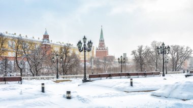 Modacı veya Manezhnaya kış, Rusya Moskova Kremlin bakan kare. Moskova'da bir turistik 's. Kar yağışı sırasında merkezi Moskova panoramik manzaralı. Güzel karlı cityscape Moskova.