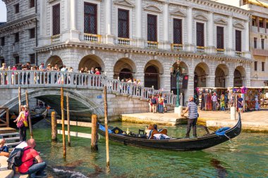 Venice, İtalya - 18 Mayıs 2017: Dolgu Venedik'te San Marco yakınındaki. Venedik'in başlıca turistik konumlar biridir. İnsanlar ve yaz aylarında gondol Venedik Güneşli sahil.