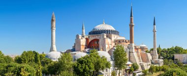 Ayasofya'nın yaz, Istanbul, Türkiye. Antik Ayasofya'nın veya Aya Sofya Istanbul 'un en iyi bir dönüm noktası olduğunu. Doğa manzaralı panoramik eski Katedrali ve cami. Istanbul 'un Bizans Mimarisi.