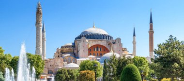 Ayasofya'nın yaz, Istanbul, Türkiye. Antik Ayasofya'nın veya Aya Sofya Istanbul 'un en iyi bir dönüm noktası olduğunu. Doğa manzaralı panoramik eski Katedrali ve cami. Istanbul 'un Bizans Mimarisi.