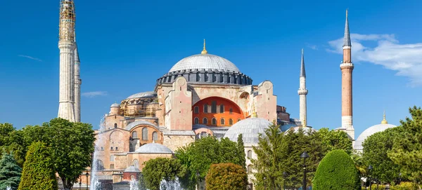 圣索菲亚大教堂在夏天 伊斯坦布尔 土耳其 古老的圣索菲亚大教堂或阿雅沙发是伊斯坦布尔的顶级地标 前大教堂和清真寺的全景景观 伊斯坦布尔拜占庭建筑 — 图库照片