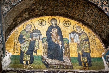 Istanbul - 25 Mayıs 2013: Altın mozaik Ayasofya Sophia, Türkiye'nin içinde. Eski Doğu Ortodoks sanat. Antik Ayasofya Istanbul 'un en iyi bir dönüm noktası olduğunu. Ayasofya'nın iç Meryem Ana görüntüsü.