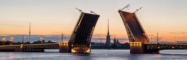Palace Bridge (Dvortsovy), Saint Petersburg, Rusya Federasyonu yükselterek. St Petersburg bir dönüm noktası olduğunu. Saint Petersburg adlı beyaz geceler panoramik manzaralı. Peter ve Paul Fortress boşanma köprünün arkasında.