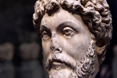 Head Roma İmparatoru Marcus Aurelius, bir antik mermer heykel detayını. Klasik antik taş heykel. Sezar Marcus Aurelius, filozof olarak adlandırılan antik Roma'nın ünlü bir hükümdar olduğunu.