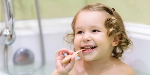 Fröhliches Mädchen Spielt Einer Badewanne Das Zweijährige Wunderschöne Kind Beißt — Stockfoto