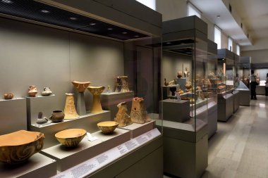 Atina - 7 Mayıs 2018: Pişmiş toprak kaplar ve kavanozlarda Ulusal Arkeoloji Müzesi Atina, Yunanistan. Antik Yunan kültür kalıntıları. Arkeolojik çanak çömlek boyalı.