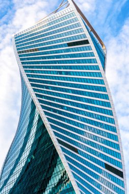 Moskova - 10 Eylül 2017: Moscow City gökdelen evrim kulede. Fütüristik bükülmüş ile bina. Moscow City iş binaları ile modern bir ilçedir. Moskova'nın yeni kentsel mimari.