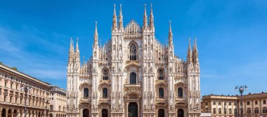 Milano Katedrali'ne ya da Duomo di Milano, İtalya. Milan en iyi bir turistik 's. Yaz aylarında eski Milan landmark panoramik manzaralı. Büyük Milano Katedrali'ne süslü Gotik cephe.