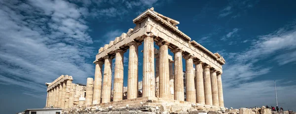 希腊雅典雅典卫城上的帕台农神庙 它是雅典的顶级地标 古希腊寺庙全景 夏季在雅典市中心的帕台农神庙遗址 古色古香的雅典的残余 — 图库照片