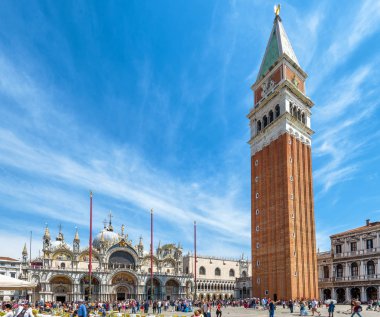 Venice, İtalya - 19 Mayıs 2017: Piazza San Marco veya Venedik'te San Marco Meydanı. Venedik'in ana bir dönüm noktası olduğunu. İnsanlar San Marco yaz aylarında ziyaret edin. Seyahat ve tatil kavramı Venedik.