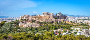 Tepe, Yunanistan ile Panorama Atina. Ünlü eski Acropolis Atina üst bir dönüm noktası olduğunu. Yaz aylarında Atina Merkezi antik Yunan kalıntılar. Antik Atina Kent kalıntıları, doğal görünümü.
