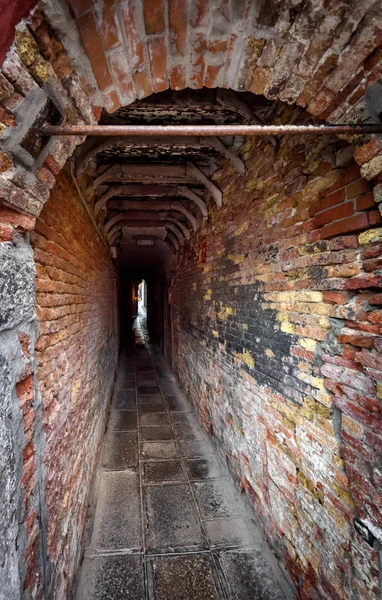 Old Narrow Street Venice Italy Medieval Alley Houses Covered Brick — Stock Photo, Image