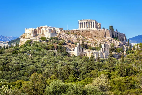 ギリシャ アテネのアクロポリスの丘 有名な古いアクロポリスはアテネのトップ ランドマークです 古代ギリシャのパノラマは 夏のアテネ中心部の遺跡します アンティークのアテネ市の風光明媚なビュー — ストック写真