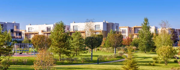 Vista panoramica della zona paesaggistica vicino a case residenziali — Foto Stock